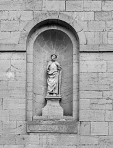 Statue de saint Pierre située dans la niche gauche de la façade : vue d'ensemble. © Région Bourgogne-Franche-Comté, Inventaire du patrimoine