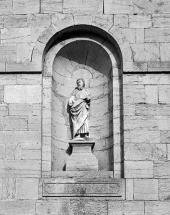 Statue de saint Paul située dans la niche droite de la façade : vue d'ensemble. © Région Bourgogne-Franche-Comté, Inventaire du patrimoine