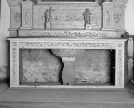 Fonts baptismaux dissimulés dans le tombeau. © Région Bourgogne-Franche-Comté, Inventaire du patrimoine