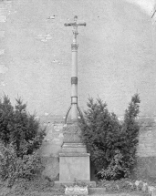 Vue d'ensemble de la croix située contre le mur extérieur. © Région Bourgogne-Franche-Comté, Inventaire du patrimoine