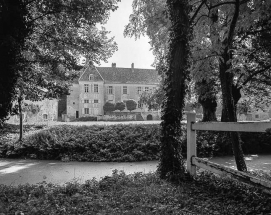 Façade sur jardin et fossé. © Région Bourgogne-Franche-Comté, Inventaire du patrimoine