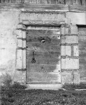 Extérieur : porte sur le mur gouttereau. © Région Bourgogne-Franche-Comté, Inventaire du patrimoine