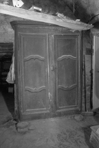 Armoire (n° 4) : à deux portes et pieds miche. © Région Bourgogne-Franche-Comté, Inventaire du patrimoine