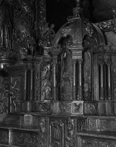 Statuette de saint Evêque à gauche du tabernacle. © Région Bourgogne-Franche-Comté, Inventaire du patrimoine