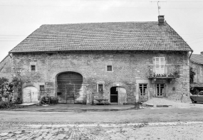 Façade antérieure en 1976. © Région Bourgogne-Franche-Comté, Inventaire du patrimoine