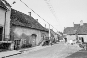 Vue générale de la rue principale. © Région Bourgogne-Franche-Comté, Inventaire du patrimoine