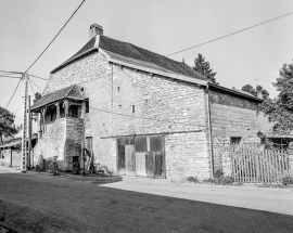 Façade avec escalier et dépendances. © Région Bourgogne-Franche-Comté, Inventaire du patrimoine