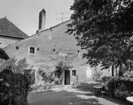 Façade antérieure du corps de bâtiment, en retrait par rapport à la rue. © Région Bourgogne-Franche-Comté, Inventaire du patrimoine