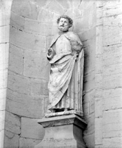Statue de saint Pierre située dans la niche gauche de la façade : vue rapprochée. © Région Bourgogne-Franche-Comté, Inventaire du patrimoine