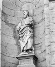 Statue de saint Paul située dans la niche droite de la façade : vue rapprochée. © Région Bourgogne-Franche-Comté, Inventaire du patrimoine