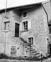 Escalier sur la façade antérieure vu de face. © Région Bourgogne-Franche-Comté, Inventaire du patrimoine