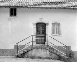 Détail : porte d'entrée. © Région Bourgogne-Franche-Comté, Inventaire du patrimoine