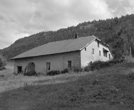 Façades postérieure et latérale gauche. © Région Bourgogne-Franche-Comté, Inventaire du patrimoine