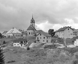 Fermes et église vues depuis l'est. © Région Bourgogne-Franche-Comté, Inventaire du patrimoine