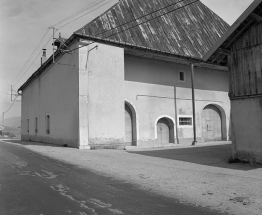 Façade sur rue, de trois quarts droit, et mur de croupe. © Région Bourgogne-Franche-Comté, Inventaire du patrimoine