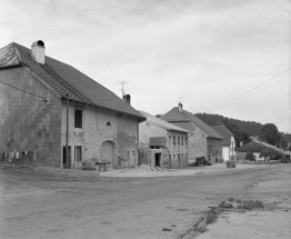 Centre du village : constructions opposées à la chapelle reconstruites après l'incendie (vers 1840). © Région Bourgogne-Franche-Comté, Inventaire du patrimoine