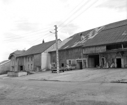 Centre du village : constructions opposées à la chapelle reconstruites après l'incendie (vers 1840). © Région Bourgogne-Franche-Comté, Inventaire du patrimoine