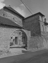 Portail d'entrée de la cour. © Région Bourgogne-Franche-Comté, Inventaire du patrimoine