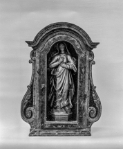 Vue générale de face de la statuette dans sa niche fermée. © Région Bourgogne-Franche-Comté, Inventaire du patrimoine