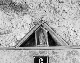 Détail : niche au-dessus de la porte contenant une statuette de Notre-Dame d'Einsiedeln. © Région Bourgogne-Franche-Comté, Inventaire du patrimoine