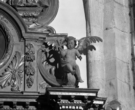 Détail : les trois clous de la Crucifixion. © Région Bourgogne-Franche-Comté, Inventaire du patrimoine