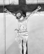 Christ en croix vu à mi-corps et de trois quarts gauche. © Région Bourgogne-Franche-Comté, Inventaire du patrimoine
