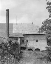 Extérieur : grande cheminée et canal. © Région Bourgogne-Franche-Comté, Inventaire du patrimoine