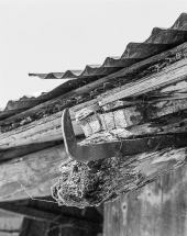 Détail : crochet en fer qui soutenait le chéneau en bois. © Région Bourgogne-Franche-Comté, Inventaire du patrimoine