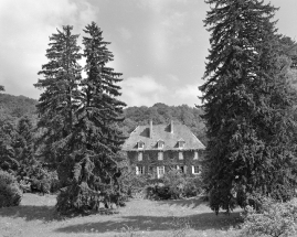 Le logis : façade occidentale vue de face. © Région Bourgogne-Franche-Comté, Inventaire du patrimoine