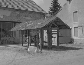 Le travail à ferrer vu de trois quarts gauche. © Région Bourgogne-Franche-Comté, Inventaire du patrimoine