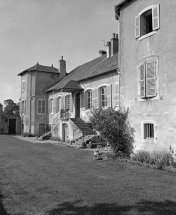 Façade antérieure vue de trois quarts droit. © Région Bourgogne-Franche-Comté, Inventaire du patrimoine