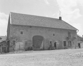 Façade antérieure vue de trois quarts gauche en 1979. © Région Bourgogne-Franche-Comté, Inventaire du patrimoine