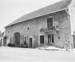 Façade antérieure vue de trois quarts droit en 1979. © Région Bourgogne-Franche-Comté, Inventaire du patrimoine