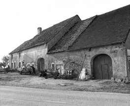 Façade antérieure vue de trois quarts droit. © Région Bourgogne-Franche-Comté, Inventaire du patrimoine