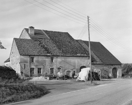 Façade antérieure vue de trois quarts gauche. © Région Bourgogne-Franche-Comté, Inventaire du patrimoine