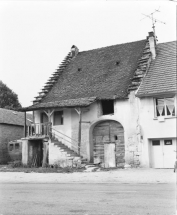 Façade antérieure vue de trois quarts droit. © Région Bourgogne-Franche-Comté, Inventaire du patrimoine