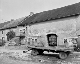 Façade antérieure vue de trois quarts droit. © Région Bourgogne-Franche-Comté, Inventaire du patrimoine