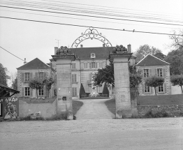 Vue générale avec le portail, en 1979. © Région Bourgogne-Franche-Comté, Inventaire du patrimoine
