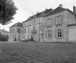 Façade antérieure, vue de trois quarts. © Région Bourgogne-Franche-Comté, Inventaire du patrimoine