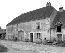 Façade antérieure : vue de trois quarts droit. © Région Bourgogne-Franche-Comté, Inventaire du patrimoine