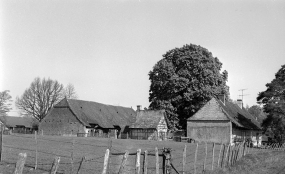 Vue d'ensemble depuis le sud en 1975. © Région Bourgogne-Franche-Comté, Inventaire du patrimoine