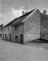 Façades antérieure et latérale droite. © Région Bourgogne-Franche-Comté, Inventaire du patrimoine