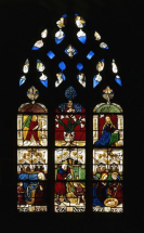 Vue d'ensemble : Annonciation surmontée du Christ tenant le globe. Au registre inférieur, trois scènes de l'Enfance du Christ (Nativité, Jésus dans l'atelier de Joseph et Vierge au rouet avec l'Enfant). Au tympan, se trouvent saint Julien de Brioude… © Région Bourgogne-Franche-Comté, Inventaire du patrimoine