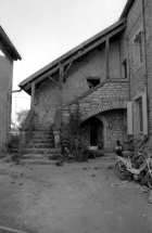 Maison cadastrée 1976 A4 366, située impasse du Clos : détail de l'escalier extérieur. © Région Bourgogne-Franche-Comté, Inventaire du patrimoine