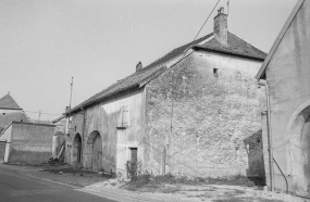 Façade antérieure vue de trois quarts droit. © Région Bourgogne-Franche-Comté, Inventaire du patrimoine