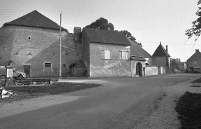 Façades sur rue vues de trois quarts gauche. © Région Bourgogne-Franche-Comté, Inventaire du patrimoine