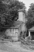 Détail : la fontaine. © Région Bourgogne-Franche-Comté, Inventaire du patrimoine