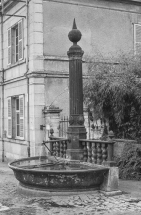 Fontaine située à côté de la mairie. © Région Bourgogne-Franche-Comté, Inventaire du patrimoine