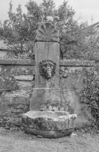 Fontaine située rue du Touillon  : vue d'ensemble. © Région Bourgogne-Franche-Comté, Inventaire du patrimoine