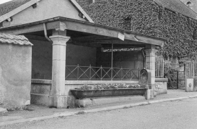 Fontaine située rue des Martelots : vue de trois quarts droit. © Région Bourgogne-Franche-Comté, Inventaire du patrimoine